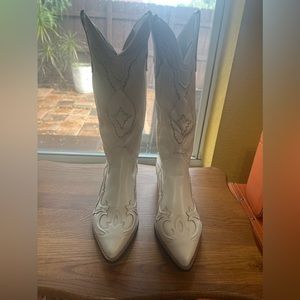 Women Embroidered Point Toe Chunky Heeled Boots